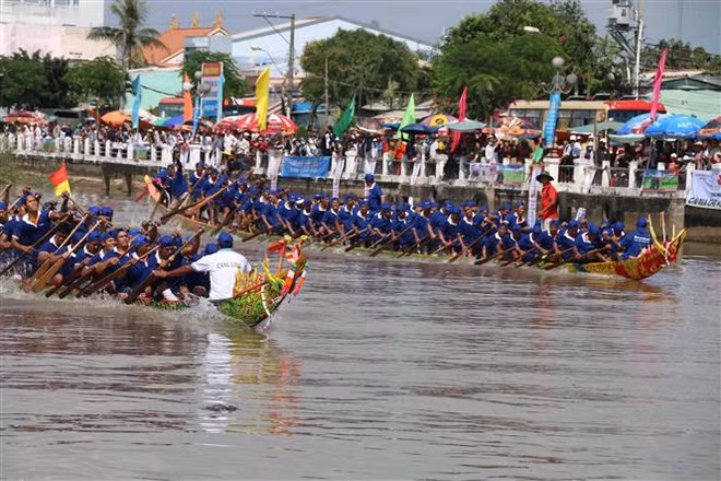 Tra Vinh province hosts traditional Ngo boat race ảnh 1
