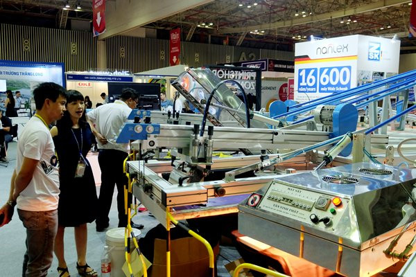 Footwear, garment and textile exhibitions kick off in HCM City ảnh 1