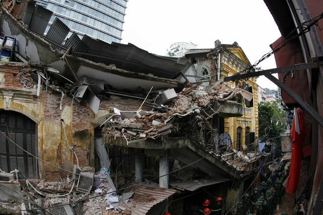 Hanoi ancient French villa collapse: second death reported [Update] ảnh 2