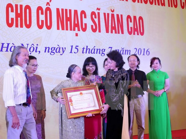 Composer’s family presents national anthem to State, people ảnh 1