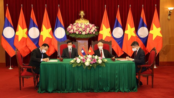 Top Vietnamese, Lao leaders witness signing of bilateral cooperation pacts ảnh 1 Top Vietnamese, Lao leaders witness signing of bilateral cooperation pacts ảnh 1