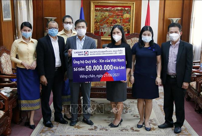 Vietnamese overseas in Laos contribute to COVID-19 vaccine fund ảnh 1