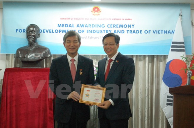ASEAN-Korea Centre’s former chief acknowledged with insignia ảnh 1