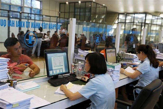 Four-month State budget revenue drops as Gov’t offers tax relief ảnh 1