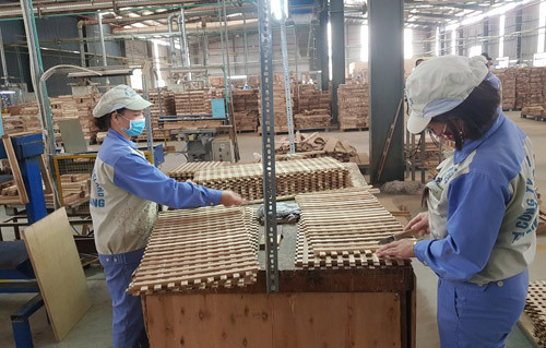 Wood processing firms survive amid COVID-19 ảnh 1 Wood processing firms survive amid COVID-19 ảnh 1