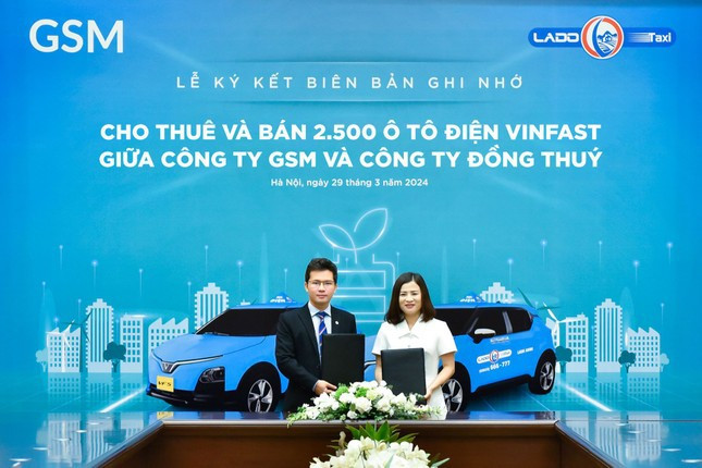 Lado Taxi signs MoU to buy, lease 2,500 VinFast electric cars ảnh 1