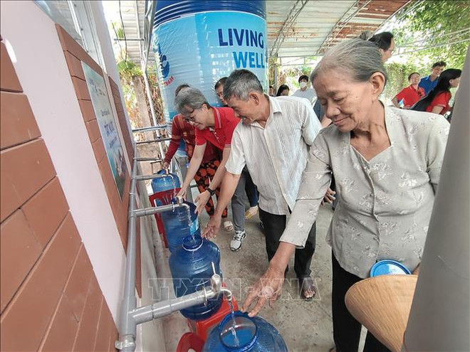 Water filtration system given to people affected by saltwater intrusion ảnh 1