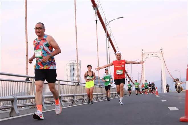Danang International Marathon 2024 draws 9,000 runners ảnh 1