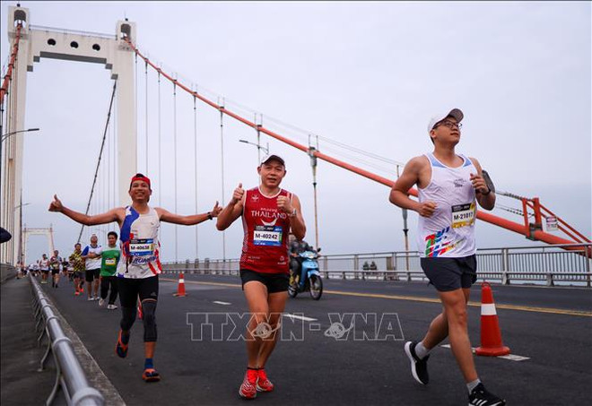 Vietnamese runners shine at Da Nang International Marathon ảnh 1