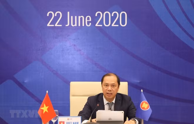 Vietnam leads ASEAN to deal with regional challenges: Deputy FM ảnh 1