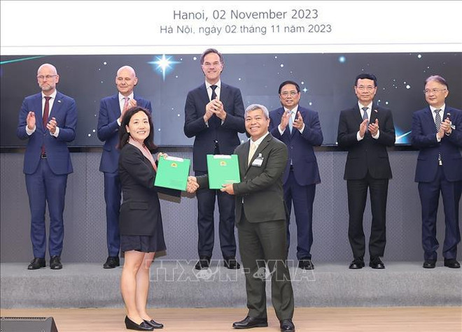 Vietnamese, Dutch PMs attend high-tech business, green economy forums ảnh 2