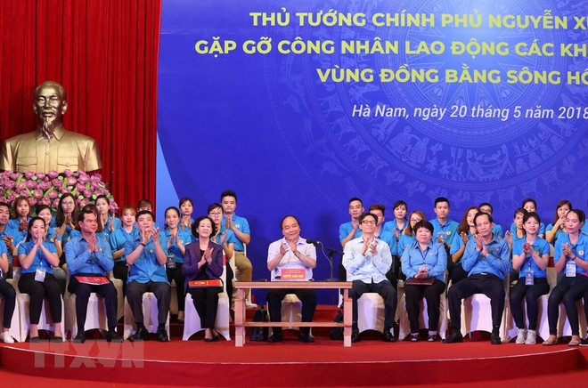 PM talks with workers at IZs in Red River Delta ảnh 1 PM talks with workers at IZs in Red River Delta ảnh 1