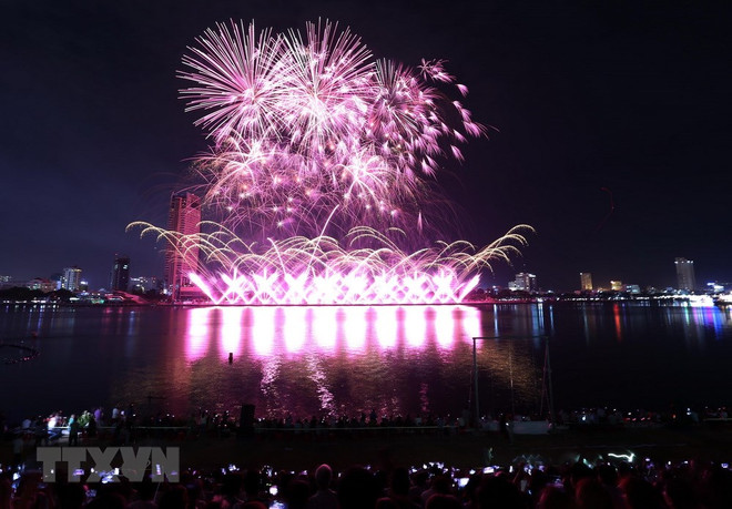 Fireworks sparkle above Han River on second night of int’l festival ảnh 1 Fireworks sparkle above Han River on second night of int’l festival ảnh 1
