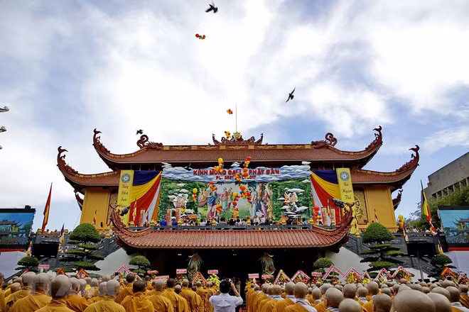 Party official visits Buddhist monk on Lord Buddha’s birthday ảnh 1