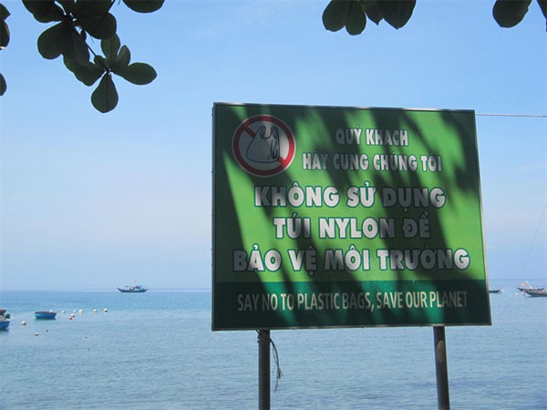 Ly Son islanders urged not to use plastic bags, straws ảnh 1 Ly Son islanders urged not to use plastic bags, straws ảnh 1