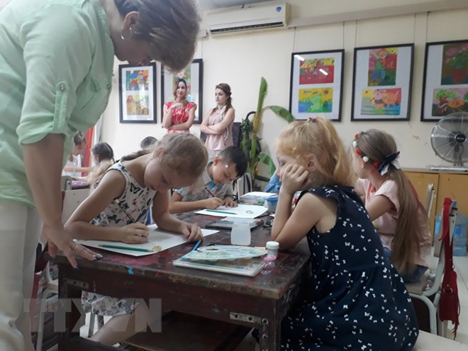 Vietnamese, foreign children draw peaceful Hanoi ảnh 1