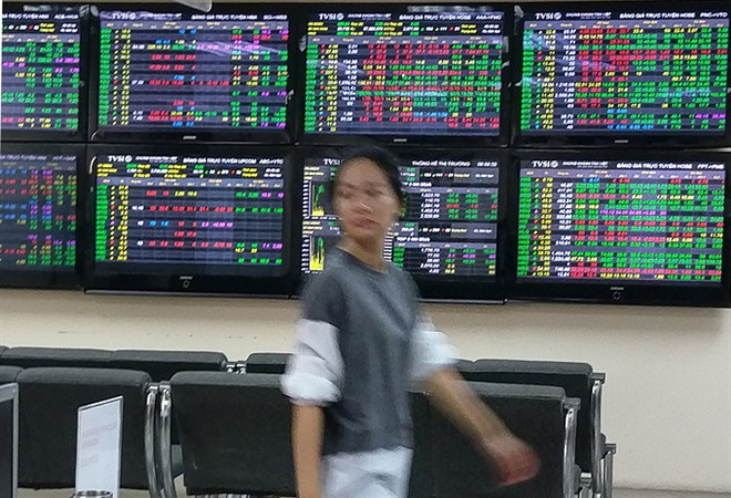 VN-Index nosedives to under 1,000 points in gloomy atmosphere ảnh 1
