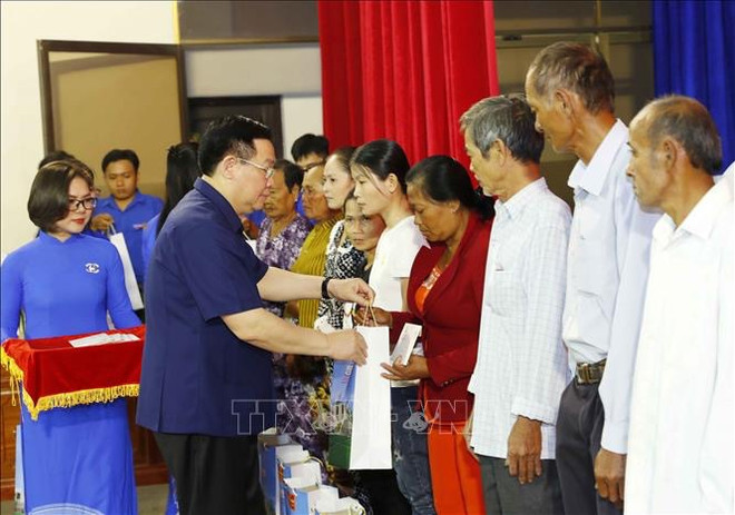NA Chairman presents Tet gifts to policy beneficiaries, workers, air force personnel in Yen Bai ảnh 1 NA Chairman presents Tet gifts to policy beneficiaries, workers, air force personnel in Yen Bai ảnh 1