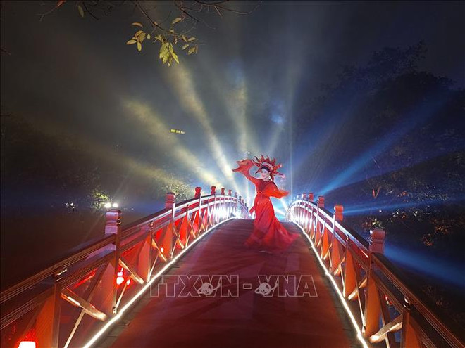 Hanoi launches night tours discovering Ngoc Son temple ảnh 1