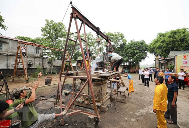 Around 300-kg bronze drum being made to mark national elections ảnh 2