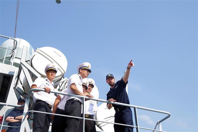 Vietnamese, British navies conduct joint exercise ảnh 1