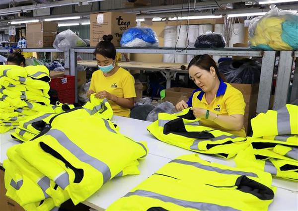 Garment firms prepare workforce to fulfil orders as market recovering ảnh 2 Garment firms prepare workforce to fulfil orders as market recovering ảnh 2