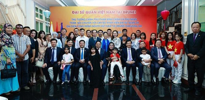 PM meets with representatives of Vietnamese community in Brunei ảnh 1