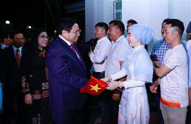 PM meets with representatives of Vietnamese community in Brunei ảnh 2