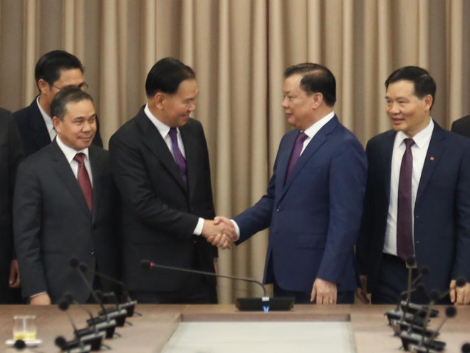 Hanoi gives priority to cooperation with Vientiane ảnh 1