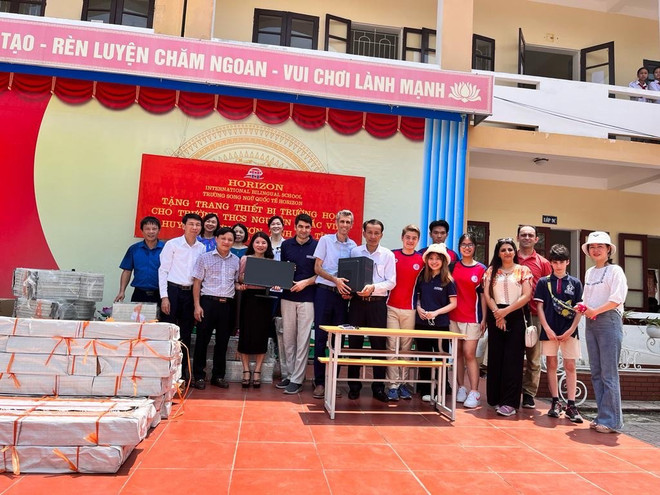 Horizon International Bilingual School presents teaching equipment to schools in Ha Tinh ảnh 1