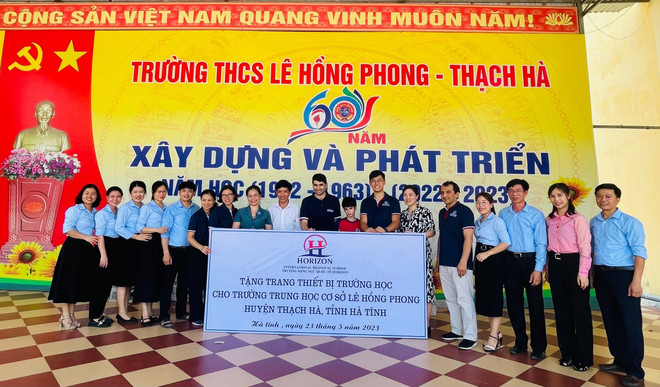 Horizon International Bilingual School presents teaching equipment to schools in Ha Tinh ảnh 4