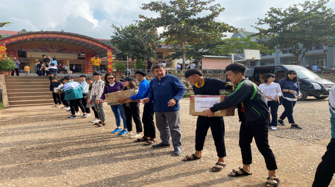 Horizon International Bilingual School presents teaching equipment to schools in Ha Tinh ảnh 6