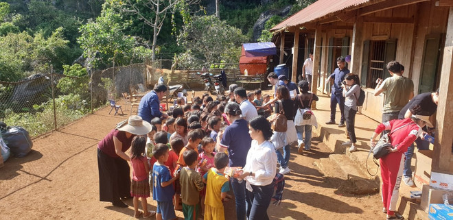 Horizon International Bilingual School presents teaching equipment to schools in Ha Tinh ảnh 5