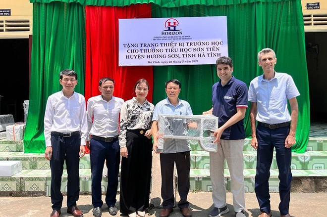 Horizon International Bilingual School presents teaching equipment to schools in Ha Tinh ảnh 2