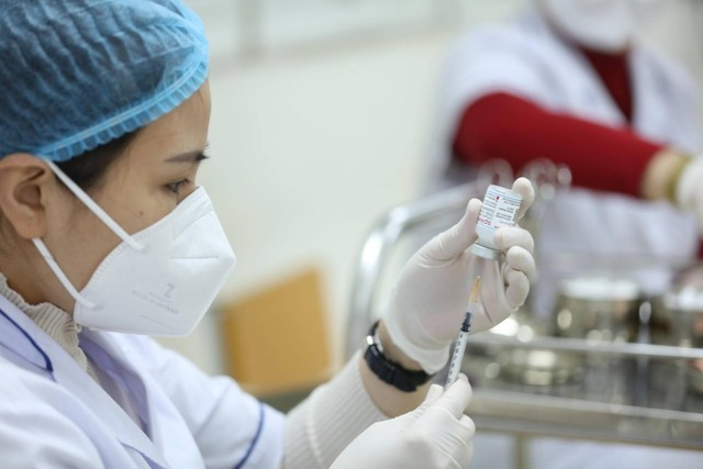 Free COVID-19 vaccination continues this year: ministry ảnh 1