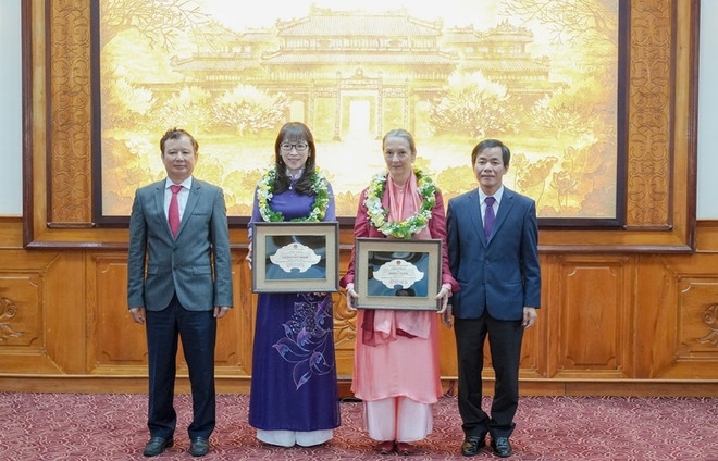 Two foreigners awarded honorary citizenship title of Thua Thien – Hue ảnh 1