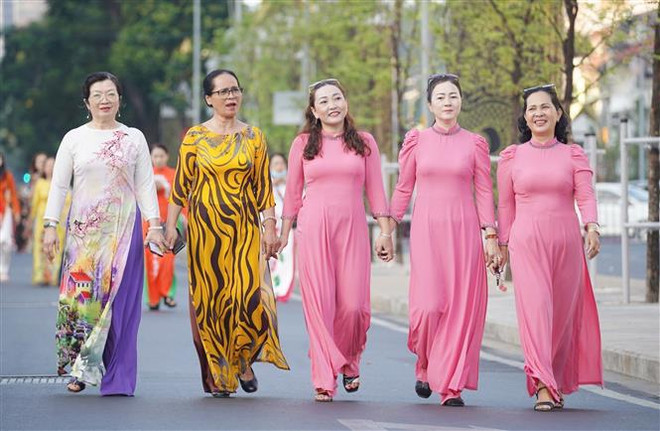Over 5,000 people join ‘Ao dai’ parade in HCM City ảnh 2