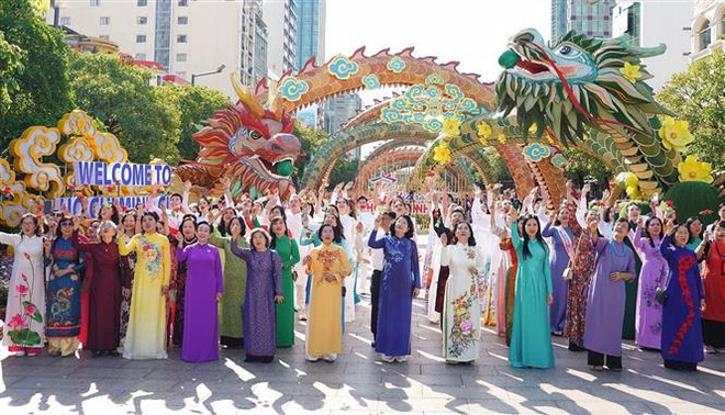 Over 5,000 people join ‘Ao dai’ parade in HCM City ảnh 1