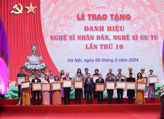 President attends announcement of People’s Artist, Meritorious Artist title winners ảnh 1 President attends announcement of People’s Artist, Meritorious Artist title winners ảnh 1
