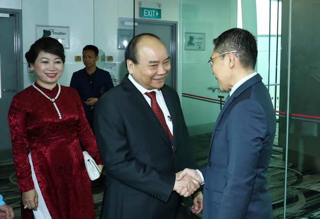 Prime Minister arrives in Singapore for 33rd ASEAN Summit ảnh 4