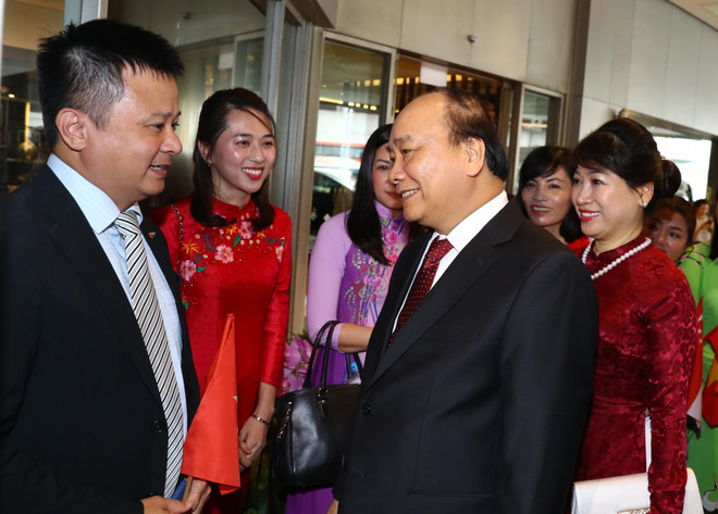 Prime Minister arrives in Singapore for 33rd ASEAN Summit ảnh 3