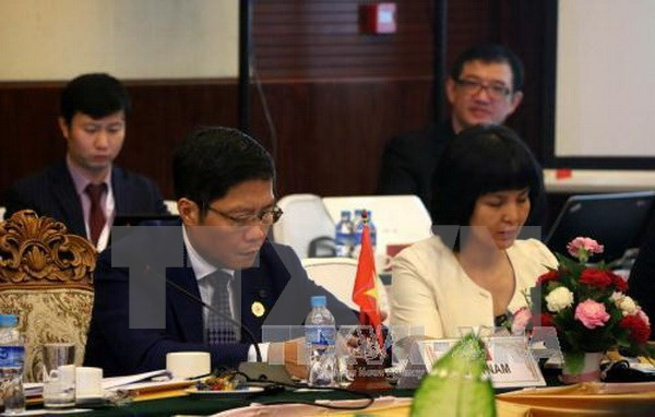ASEAN economic ministers hold consultation with partner countries ảnh 1
