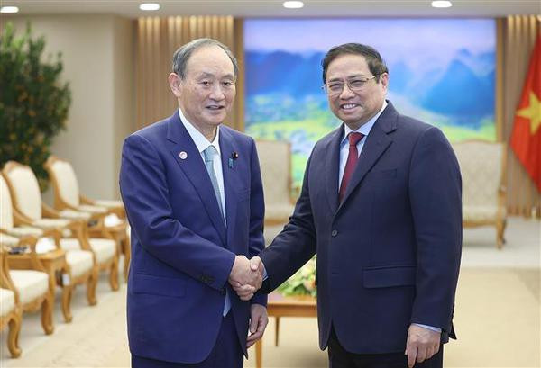 Government leader receives former Japanese PM Suga Yoshihide ảnh 1