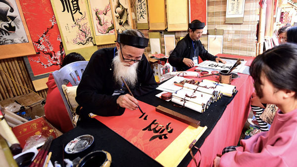 PM directs intensifying efforts to prevent COVID-19 during Tet Festival ảnh 1