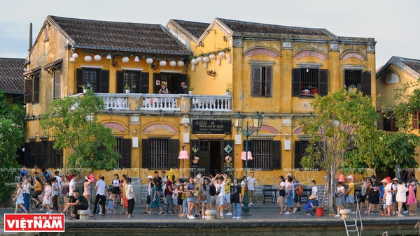 Tourists flock to Hoi An during New Year holiday ảnh 1