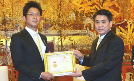 Japanese diplomat honoured for boosting Hanoi-Japan ties ảnh 1 Japanese diplomat honoured for boosting Hanoi-Japan ties ảnh 1