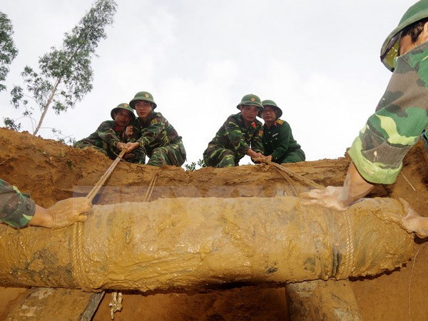 Bomb weighing 225kg safely defused in Phu Yen ảnh 1