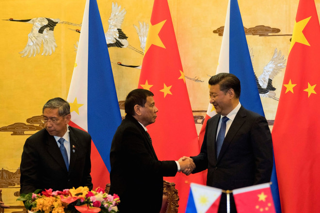 China offers Philippines weapons for drug war ảnh 1