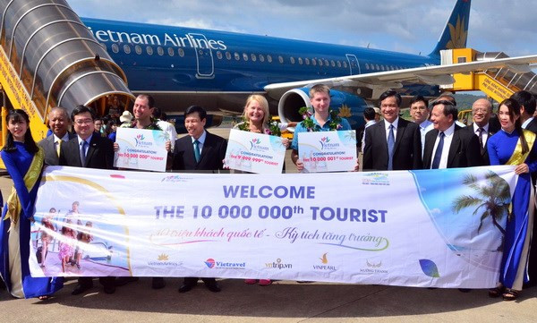 Vietnam welcomes 10 millionth foreign visitor of 2016 ảnh 1 Vietnam welcomes 10 millionth foreign visitor of 2016 ảnh 1