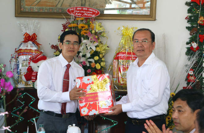Officials join Christmas season with Catholics, Protestants ảnh 1 Officials join Christmas season with Catholics, Protestants ảnh 1
